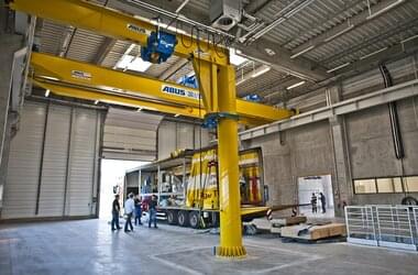 ABUS slewing crane with a lifting capacity of 3.2 t and a jib length of 5 m in the company Rolls Royce in Poland