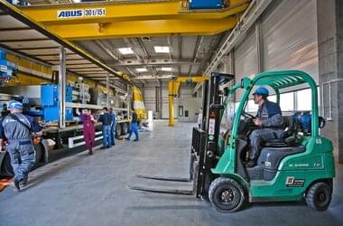 Assembly of an ABUS crane with the help of a forklift truck in the Rolls-Royce company in Poland