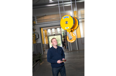 happy employee controls an ABUS crane in production hall in Sweden
