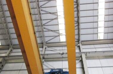 Overhead crane with trolley on main girder 
