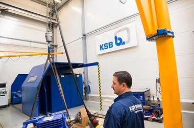 Column-mounted slewing crane for workplace with blasting machine and a special high-pressure cleaner