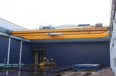 Outdoor overhead travelling crane lifting steel sheets