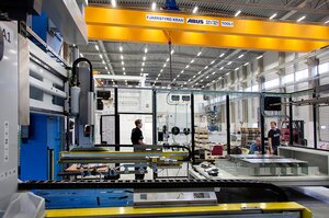 Double-girder travelling crane with welded box girder in metal forming industry