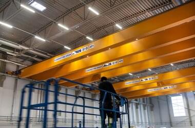 Double-girder travelling cranes with spans between 7.5 m and 32.6 m and lifting capacities between 8 and 16 t