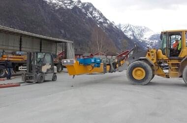 Unloading the single girder travelling cranes at the Norwegian company Elementpartner