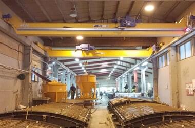 Overhead travelling cranes with lowered main girder and two light barriers