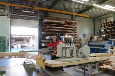 Employee works with HB-System in Lorenz joinery in Germany