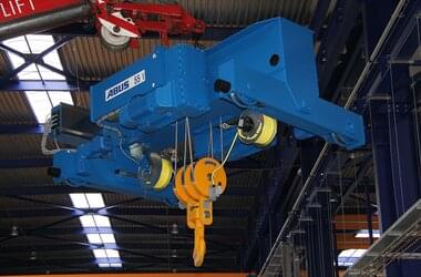Assembly hoist with load capacity of 55 t