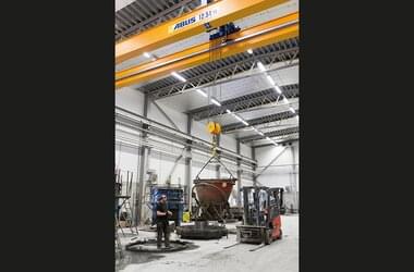 Double-girder travelling crane for larger and heavier elements in new production hall