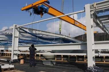 Single girder travelling crane as construction helper at Jokey Plastik in Germany