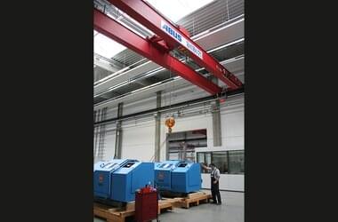 Double-girder travelling crane with additional auxiliary hoist of 2t
