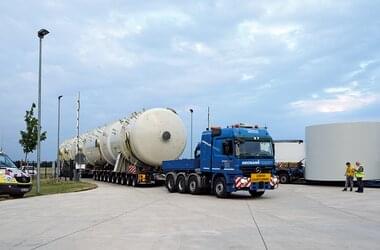 Arrival of a heavy load at multipurpose logistics hall