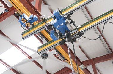 Chain hoist between the crane girders of the double-girder crane