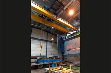 Double girder travelling crane lifts sheet metal product from Finnish company