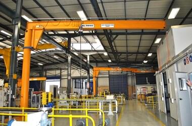 Pillar slewing jib cranes for sorting finished products