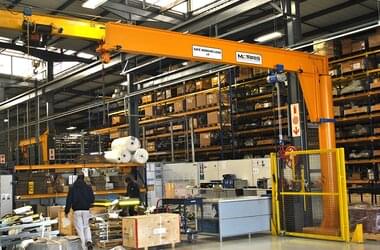 Pillar slewing jib crane with lifting capacity of 1 t in hall of Voith company