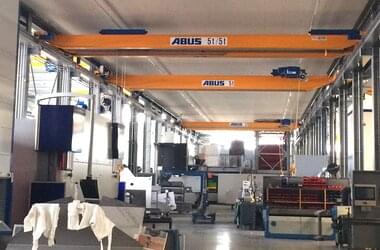 3 travelling cranes with side mounted trolley and load capacity of 5 t