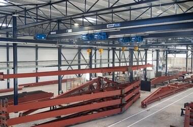 Single girder travelling cranes in tandem control system carrying steel elements from Cullere i Sala