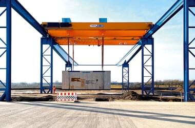 Double girder travelling cranes controlled by radio remote control ABURemote carry container