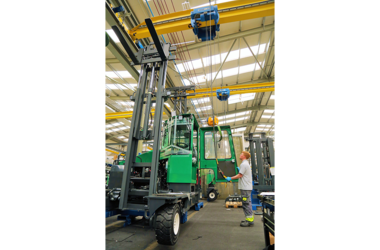 Single girder travelling crane on forklift operated by employee