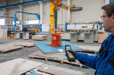 Employee controls ELK single girder travelling crane via ABURemote button