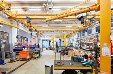 Underslung travelling crane and pillar slewing jib crane in pump production in Sweden