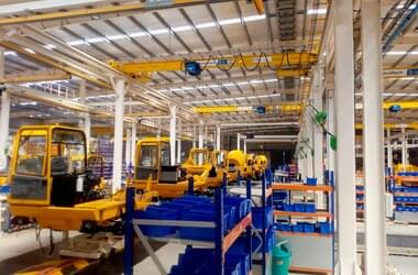 Single girder traveling crane transports heavy components to the assembly station