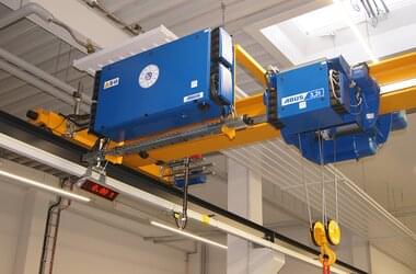 Panel and wire rope hoist on travelling crane