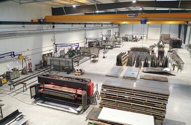Single girder overhead traveling cranes in synchronisation control creates fast and safe handling