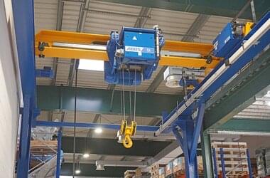 Single girder traveling crane with main girder structure by means of rolled section for large span width