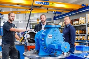 Employees at electric chain hoist and in front of ABUS cranes