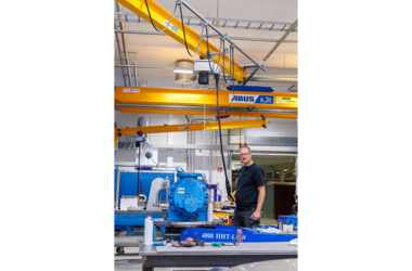 Employee at jib crane at Rotor Maskiner in Sweden