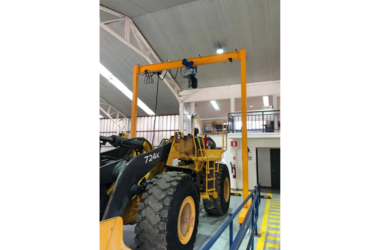 Mobile gantry crane for various lifting operations inside and outside the hall