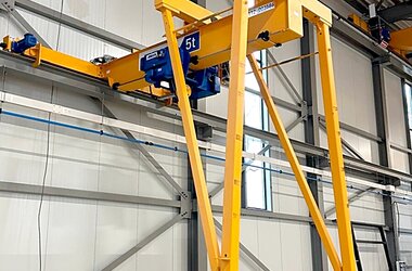 The photo shows a semi-goliath crane with a load capacity of five tonnes.