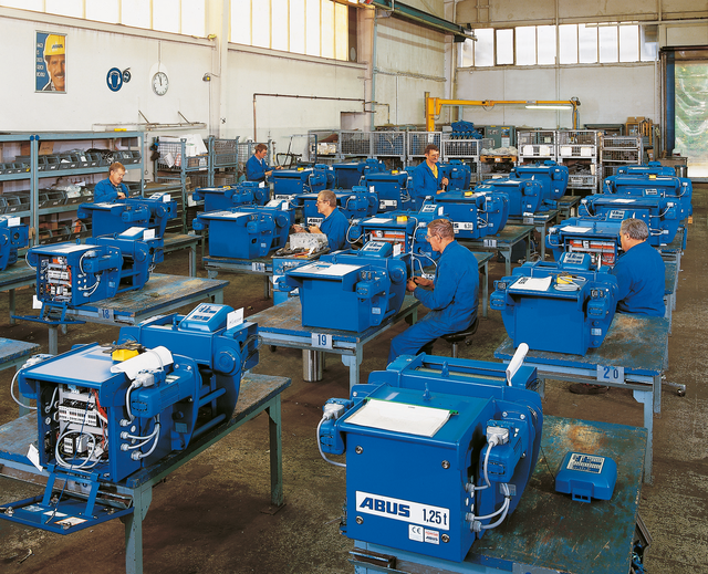 Final assembly of the wire rope hoists of various types