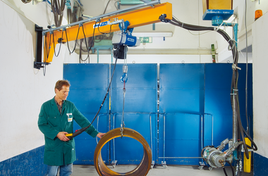 ABUS LWX wall-mounted jib crane at Ferrotest in Kreuztal