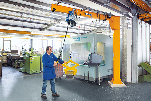 ABUS LSX column-mounted jib crane in a production hall.