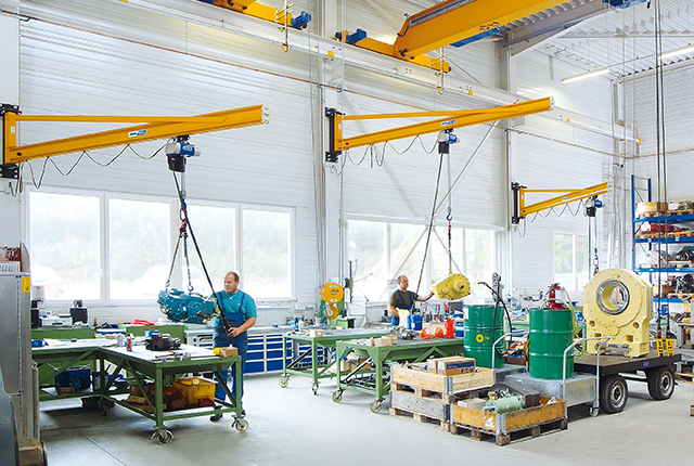 ABUS LW wall-mounted jib crane in a production hall.